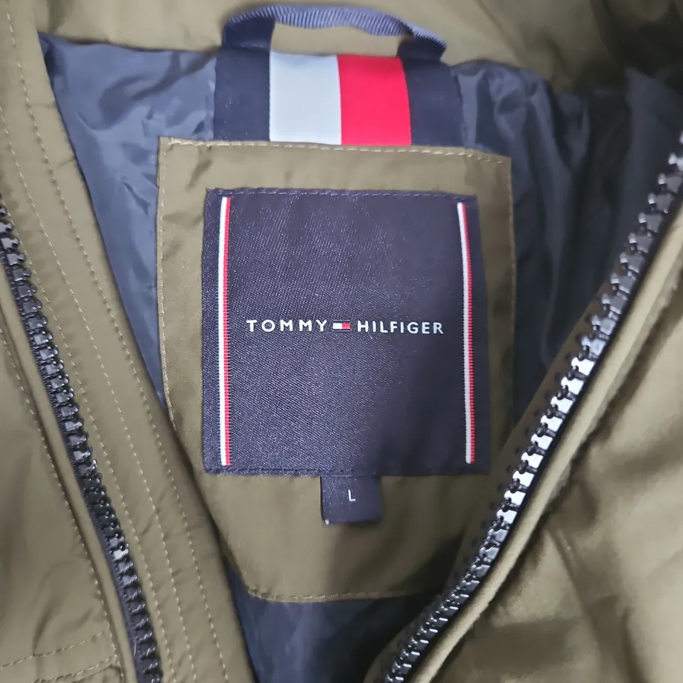 TOMMY HILFIGER ZIP LONG SLEEVE HOODLESS COAT IN GREEN - LARGE