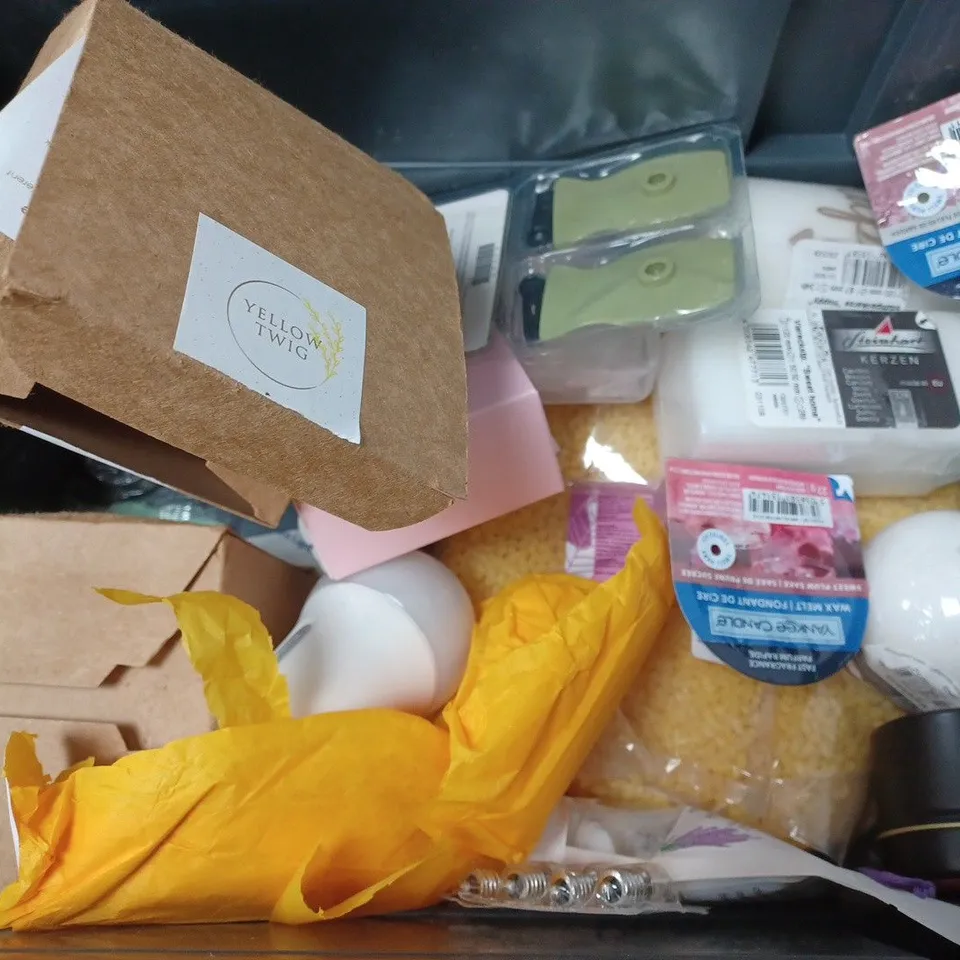 BOX OF APPROXIMATELY 12 ASSORTED ITEMS TO INCLUDE -  SCENTED CANDLE , YANKEE CANDLE WAX MELTS , LEPRE 6 PIECE OF LIGHTS ETC