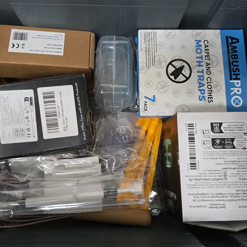 APPROXIMATELY 12 ASSORTED HOUSEHOLD ITEMS TO INCLUDE USB HUMIDIFIER, MOTH TRAPS, ESPRESSO TAMPER, ETC