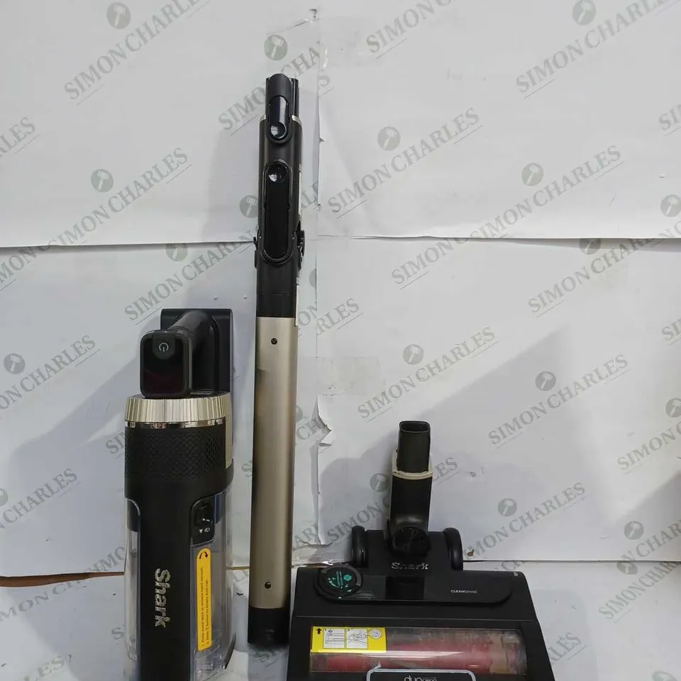 OUTLET SHARK STRATOS CORDLESS VACUUM W/ ANTI HAIR WRAP IZ400UKT