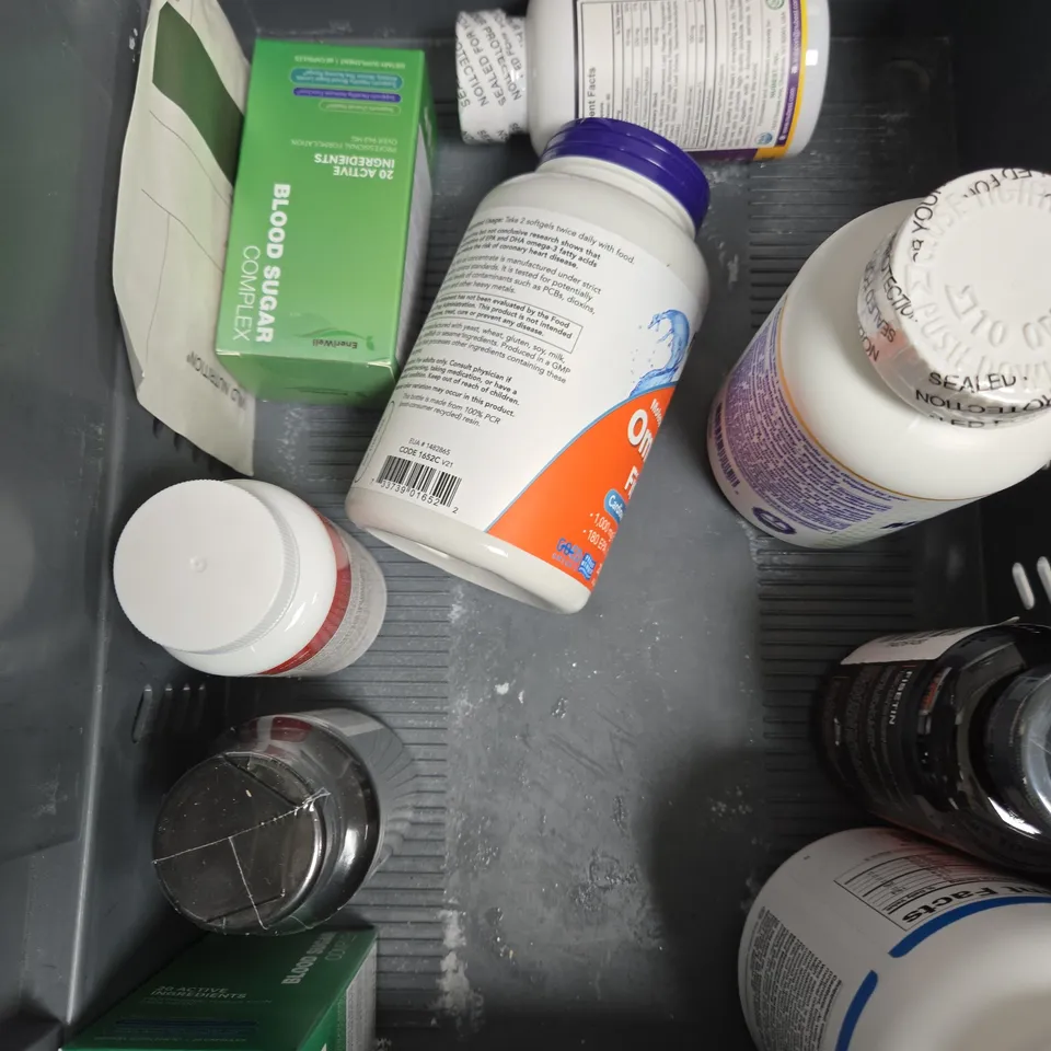 APPROXIMATELY 15 ASSORTED VITAMIN/HEALTH AID PRODUCTS TO INCLUDE MULTI VITAMINS, FISETIN, HORMONE BALANCE ETC 