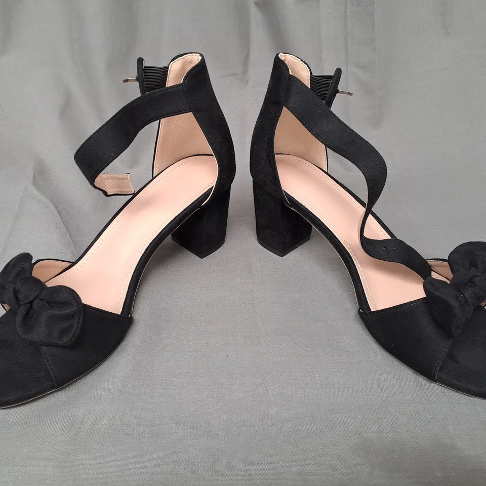 BOXED PAIR OF DESIGNER OPEN TOE BLOCK HEEL SANDALS IN BLACK EU SIZE 42