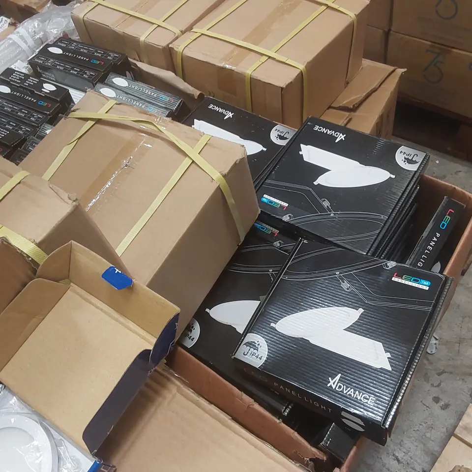 PALLET CONTAINING A VERY LARGE QUANTITY OF ASSORTED LIGHTING PRODUCTS TO INCLUDE: ADVANCE WHITE FRAME LIGHTS, LED PANEL LIGHTS ECT