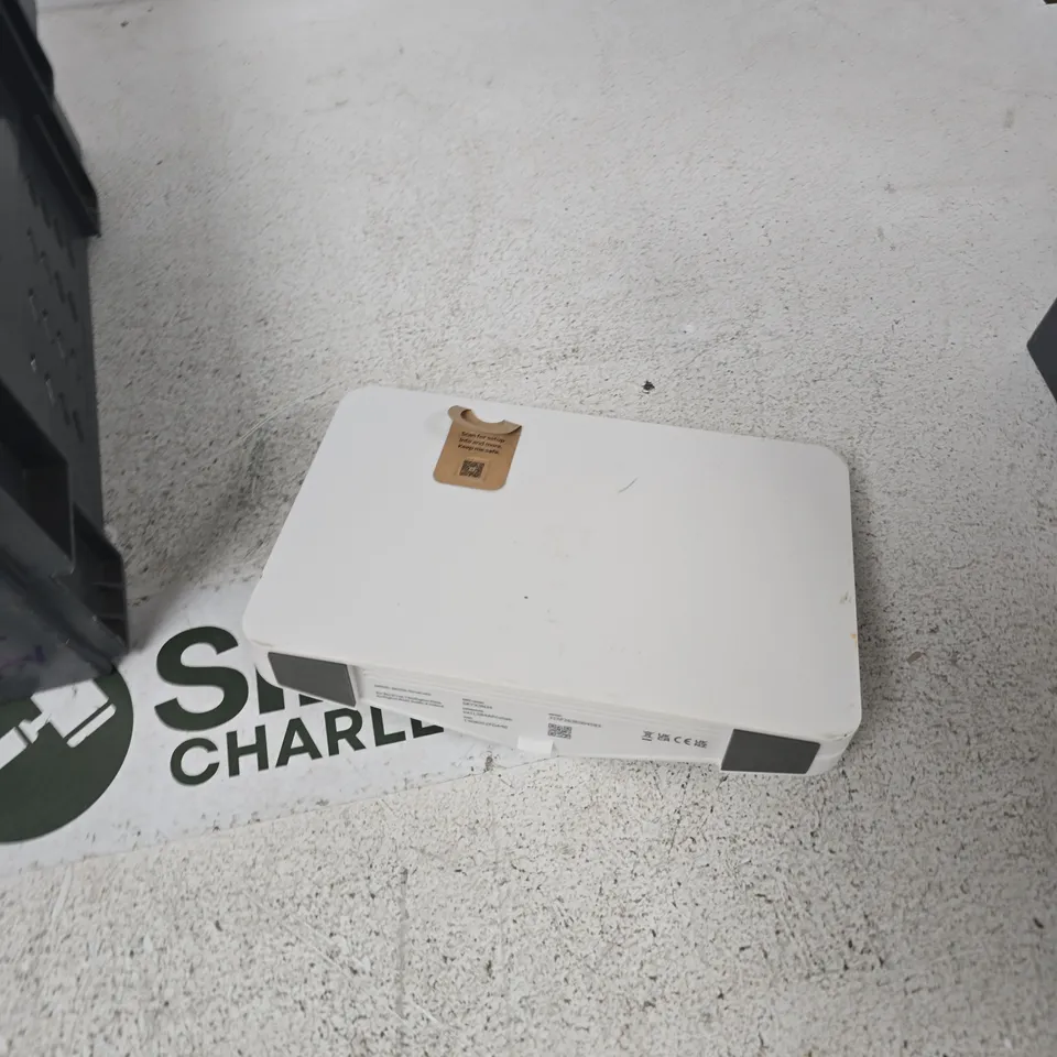 TOTE OF APPROXIMATELY 12 ASSORTED ITEMS TO INCLUDE: SKY ROUTER