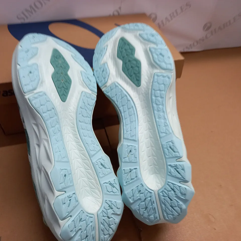 BOXED BRAND NEW NOVABLAST 2 WOMENS TRAINERS IN SAGE - UK 8