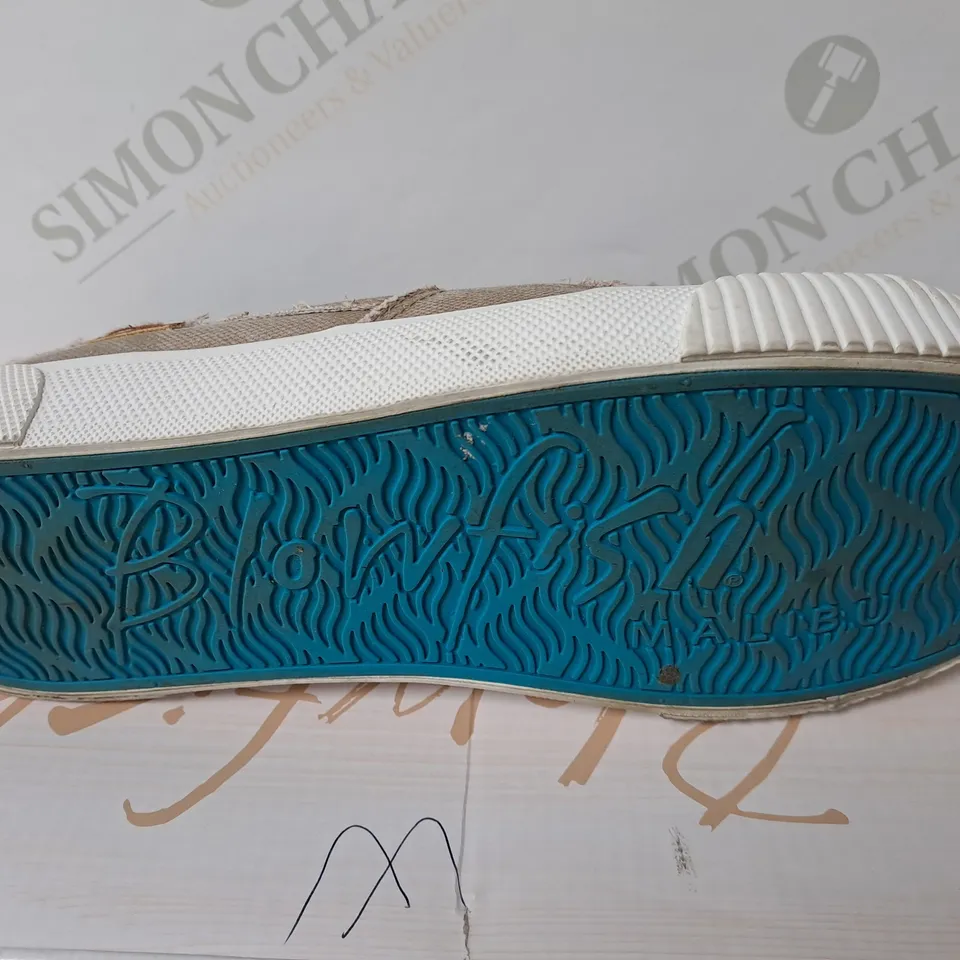 BOXED PAIR OF BLOWFISH MALIBU SNEAKERS IN TAN SIZE 6