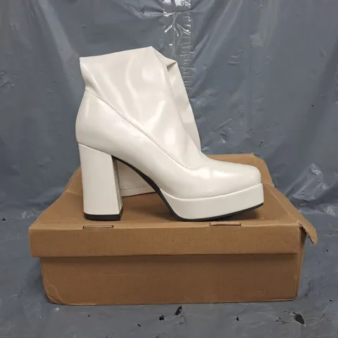 BOXED PAIR OF UNBRANDED BLOCK HEEL KNEE-HIGH BOOTS IN WHITE SIZE EU 37