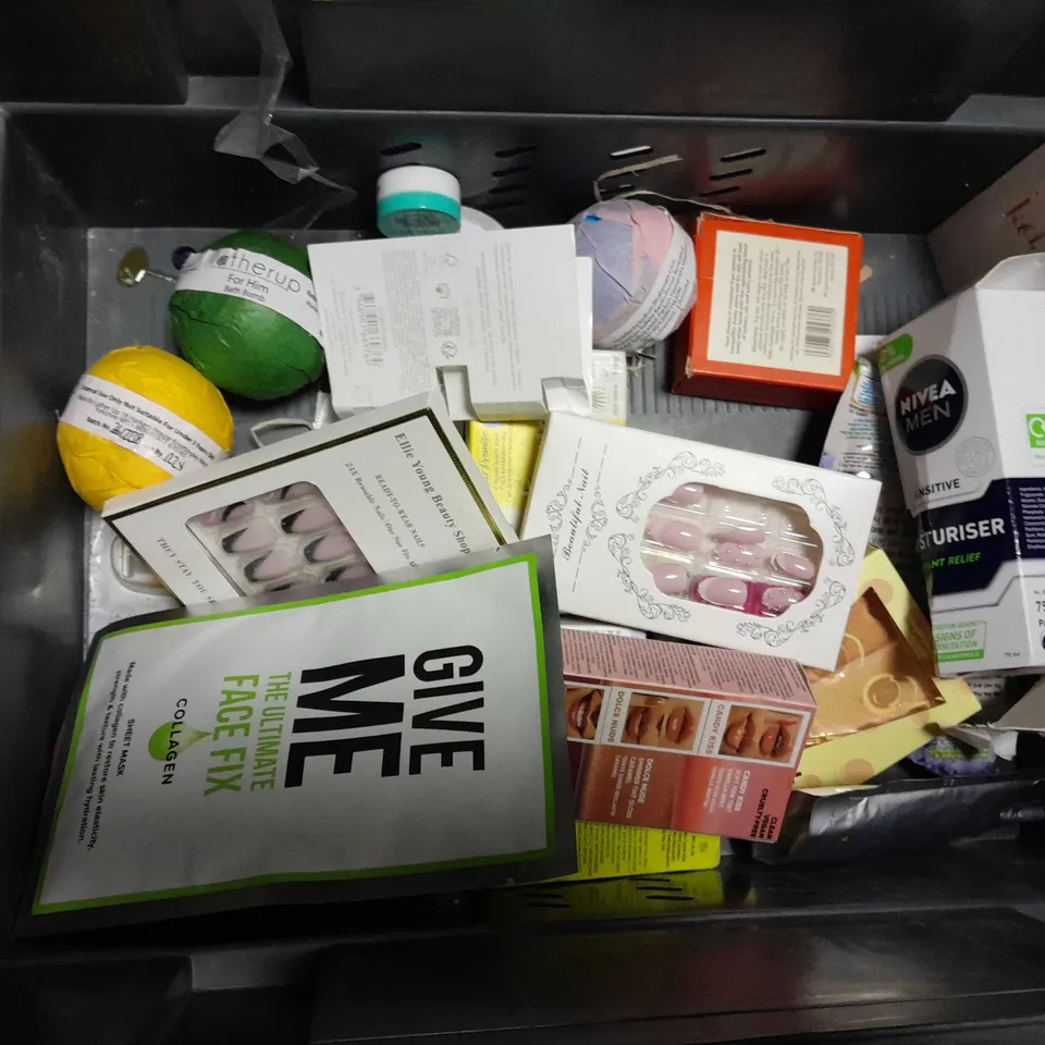 APPROXIMATELY 16 ASSORTED COSMETICS ITEMS TO INCLUDE REVOLUTION FEED YOUR FACE (50ml), NIVEA RICH NOURISHING BODY LOTION (400ml), AROMATHERAPY DE-STRESS MUSCLE GEL (40ml), ETC