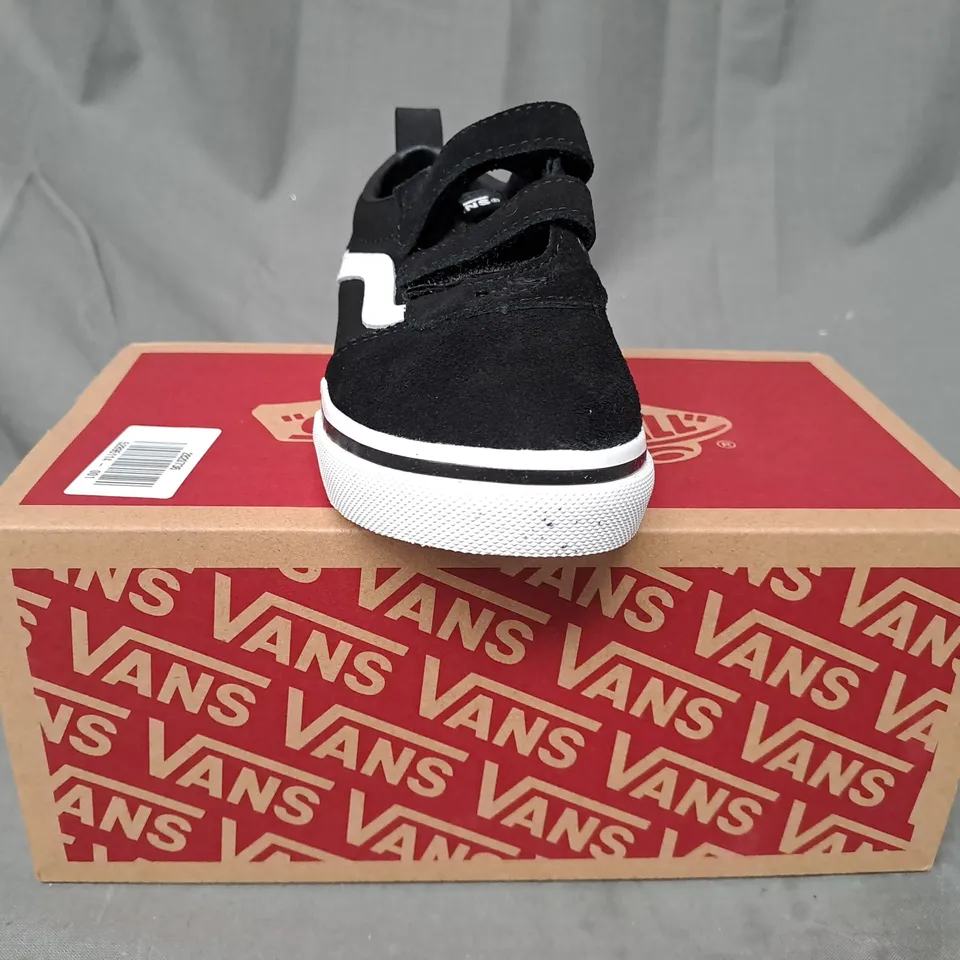 BOXED PAIR OF VANS WARD V KIDS SHOES IN BLACK/WHITE UK SIZE 9