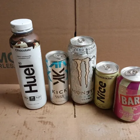 APPROXIMATELY 15 ASSORTED DRINKS TO INCLUDE HUEL CHOCOLATE, KICK ENERGY DRINK, BARR AMERICAN CREAM SODA, ETC - COLLECTION ONLY