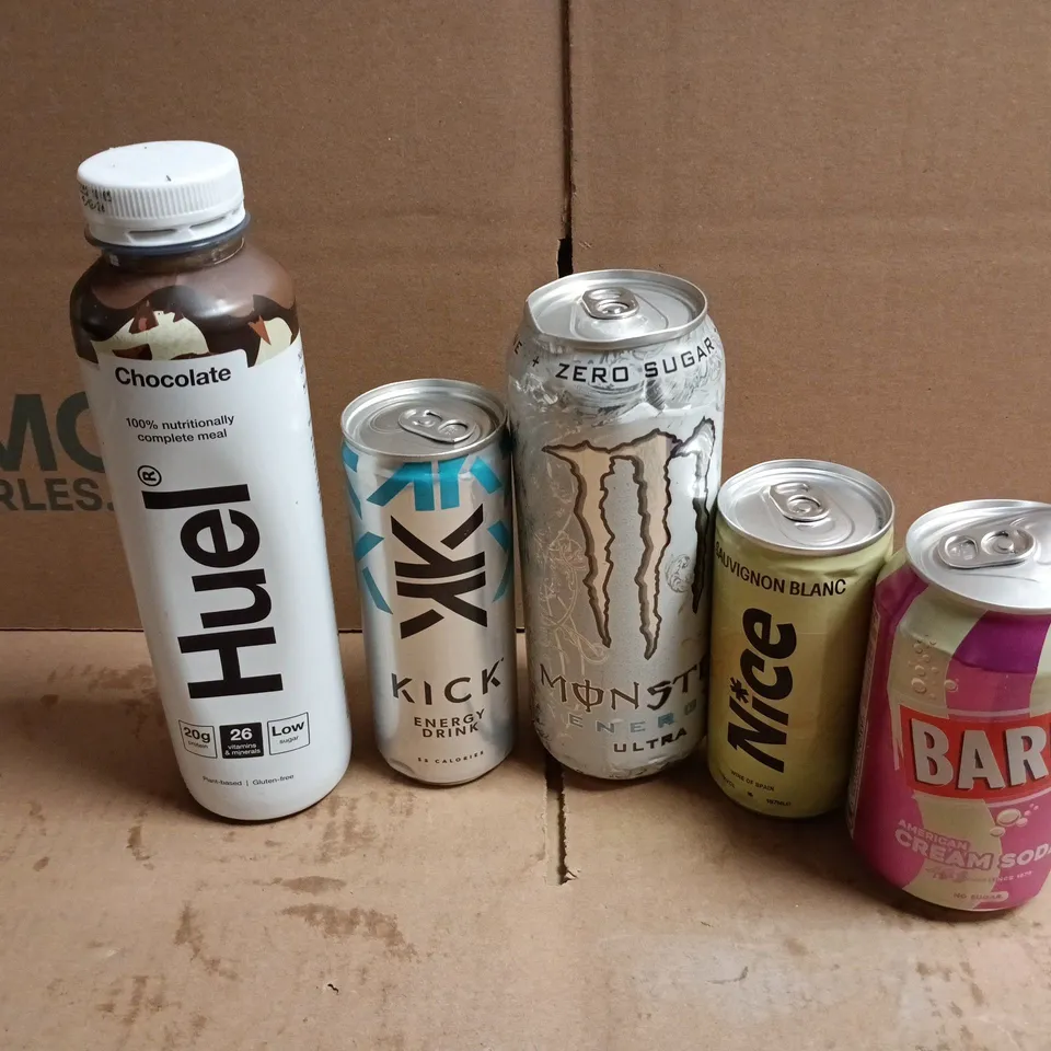 APPROXIMATELY 15 ASSORTED DRINKS TO INCLUDE HUEL CHOCOLATE, KICK ENERGY DRINK, BARR AMERICAN CREAM SODA, ETC - COLLECTION ONLY