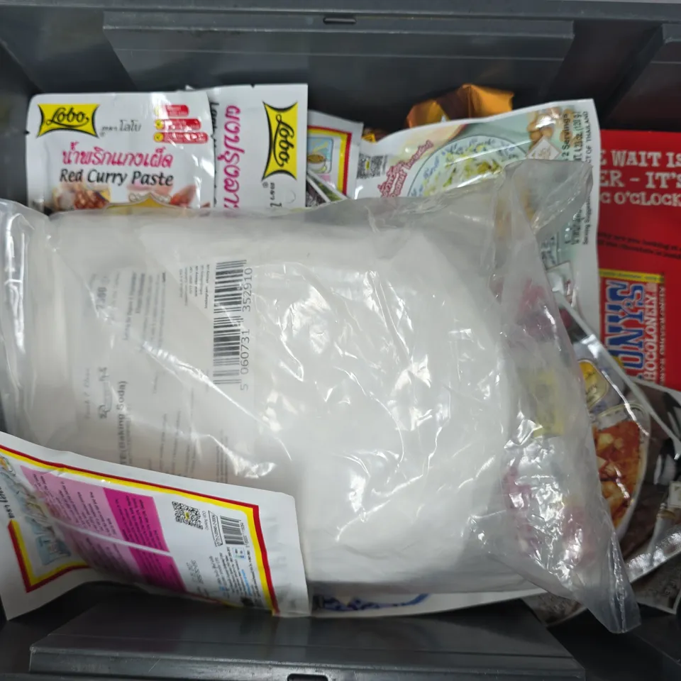 APPROXIMATELY 12 ASSORTED FOOD & DRINK ITEMS TO INCLUDE BAKING SODA, DRIZZILICIOUS BIRTHDAY CAKE BITES, TONYS CHOCOLONEY, ETC - COLLECTION ONLY