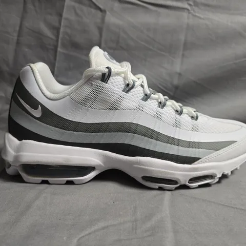 PAIR OF NIKE AIR MAX SHOES IN WHITE/GREY SIZE UK 8
