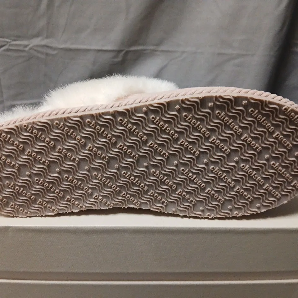BOXED CHELSEA PEERS BEIGE RIBBED SLIPPERS WITH WHITE FUR TRIM, UK 5-6 (EU 38-39)