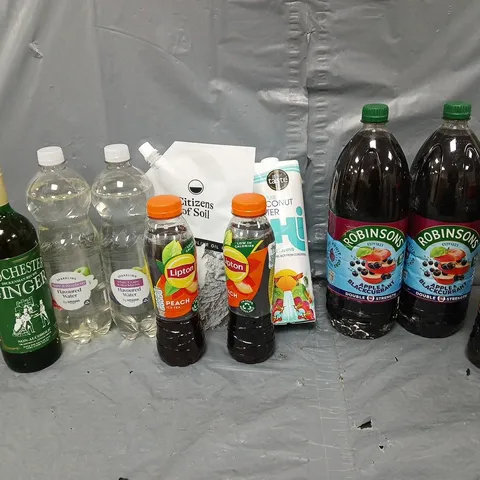TOTE OF APPROXIMATELY 10 ASSORTED DRINKS ITEMS TO INCLUDE - ROBBINSONS SQUASH, LIPTON TEA, AND FLAVOURED WATER ETC. 