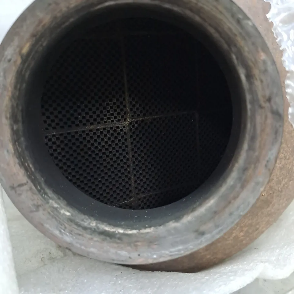 AUTOMOTIVE CATALYTIC CONVERTER EXHAUST COMPONENT – CYLINDRICAL, RUSTY WITH CLAMP