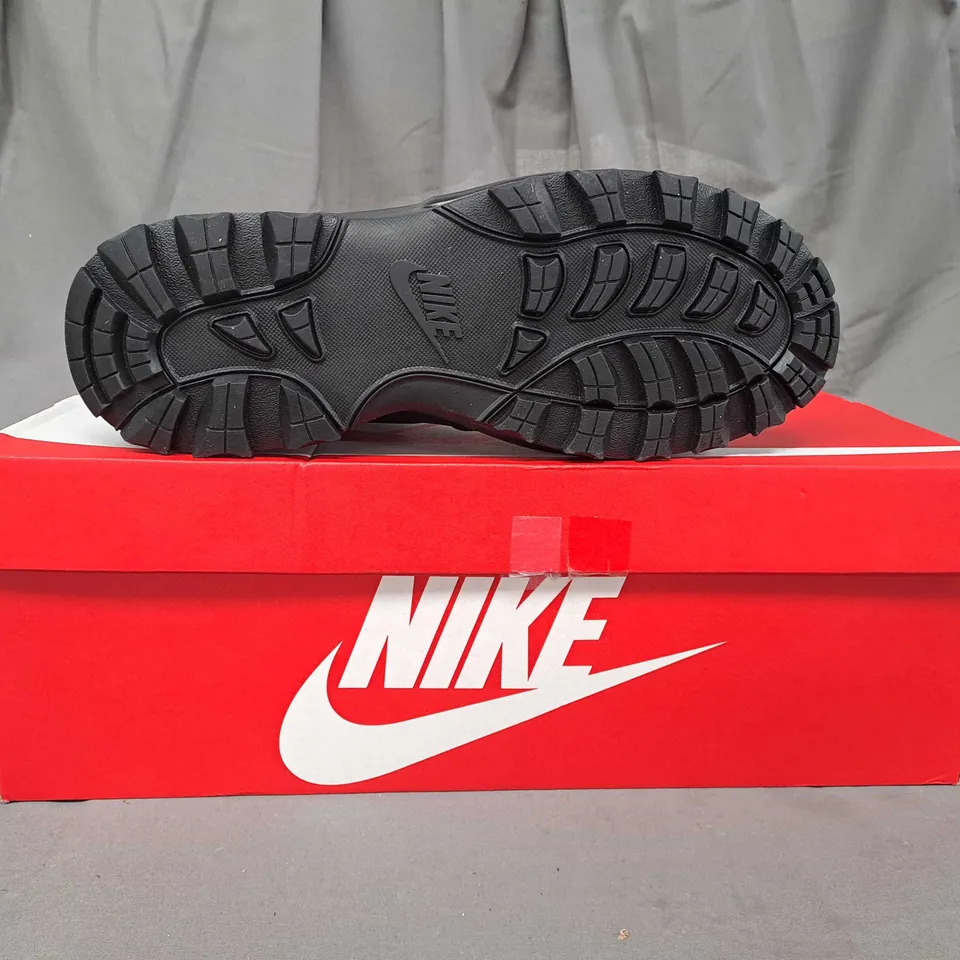 BOXED PAIR OF NIKE MANOA ANKLE BOOTS IN BLACK UK SIZE 9