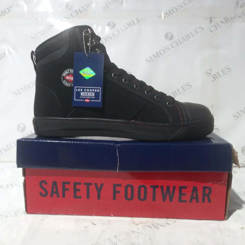 BOXED PAIR OF LEE COOPER WORKWEAR SAFETY BOOTS IN BLACK UK SIZE 9