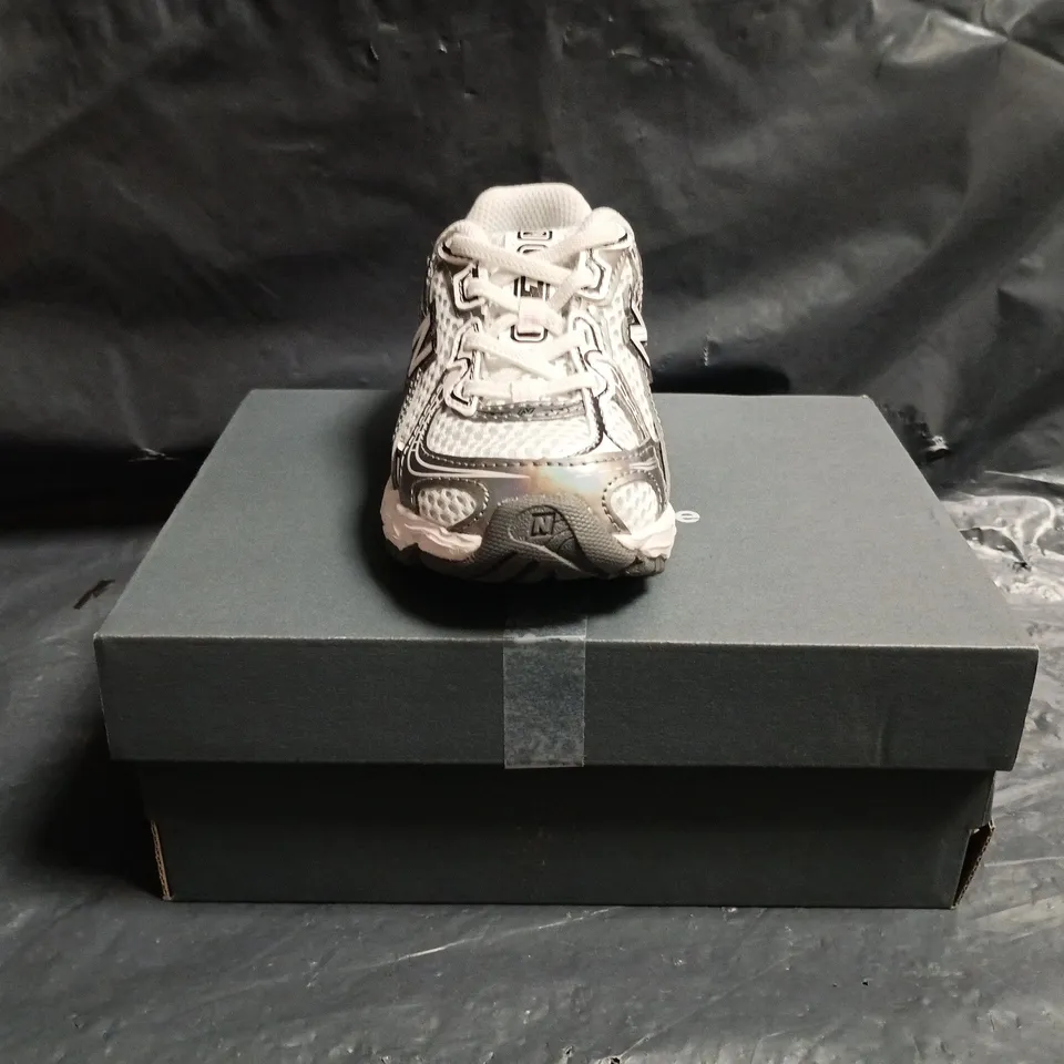 BOXED PAIR OF NEW BALANCE INFANTS 740 TRAINERS IN WHITE/SILVER SIZE UK 7.5