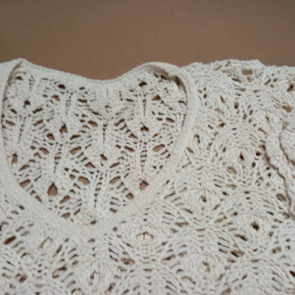 LOT OF APPROXIMATELY 20 CROCHET PULL V-NECK JUMPERS IN ECRU - SIZE UNSPECIFIED