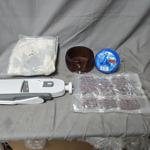 LARGE BOX OF ASSORTED HOUSEHOLD ITEMS/ACCESSORIES. 