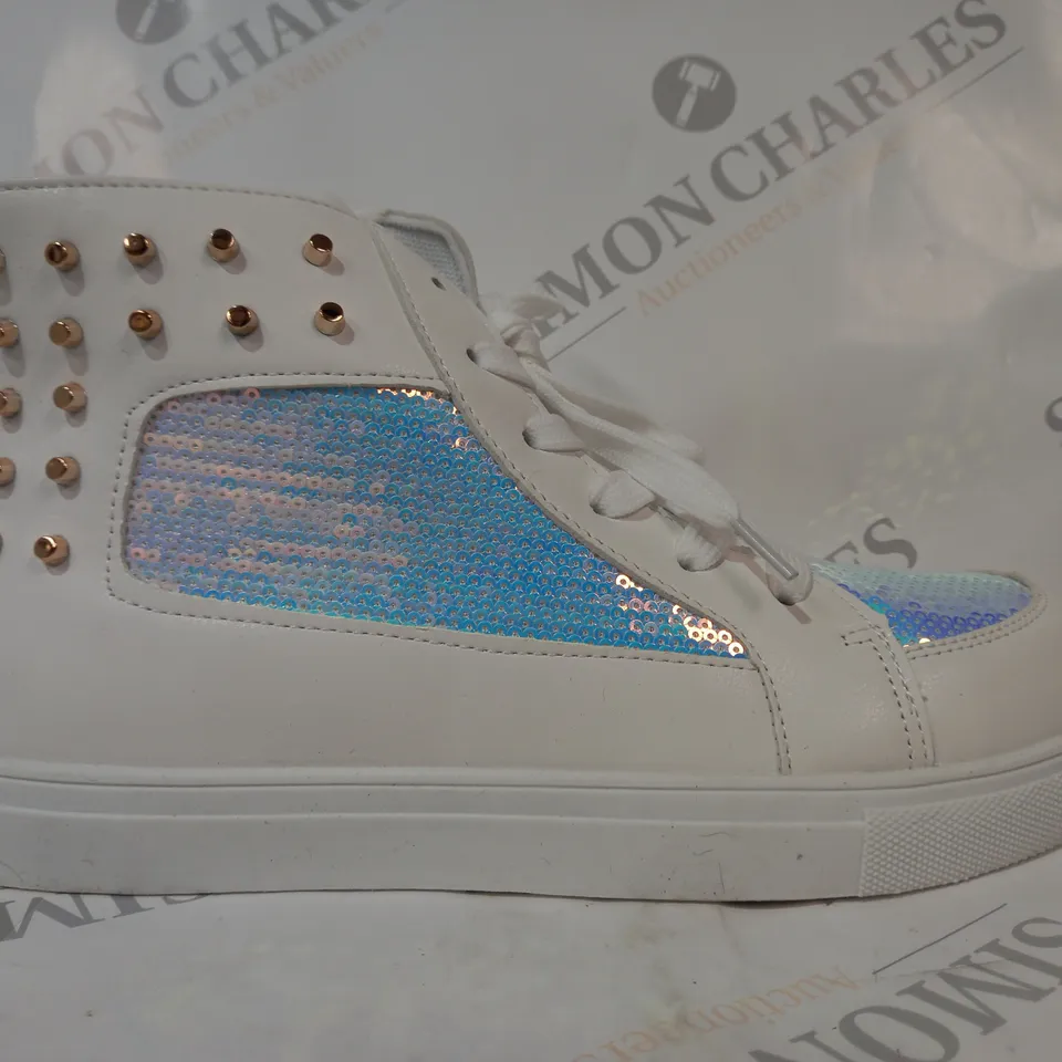 BOXED PAIR OF UNBRANDED SHOES IN WHITE W. PRISMATIC SEQUIN AND GOLD EFFECT STUDS EU SIZE 41