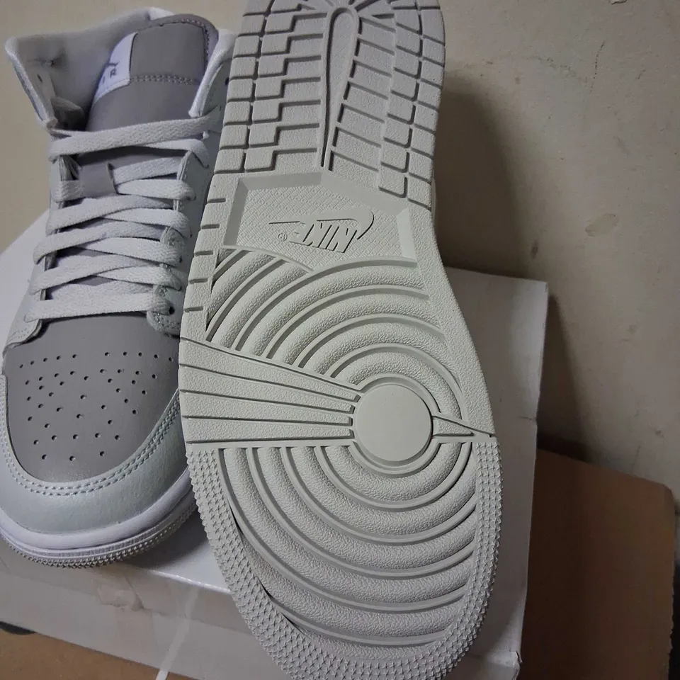 BOXED NIKE AIR JORDAN 1 MID SIZE 7.5