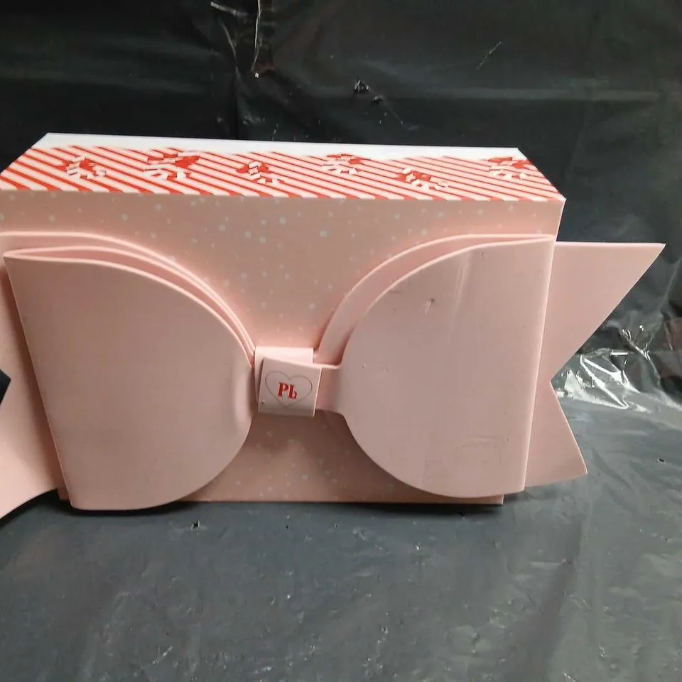 PLOUISE GIFT SET TO INCLUDE; BAD BITCH ENERGY HAIR TO THE THRONE MIXED FRUIT SHAMPOO AND CONDITIONER, BAD BITCH ENERGY HAIR TO THE THRONE FIZZY POP SHAMPOO AND CONDITIONER, BUTTER ME UP SALTY BABE AND