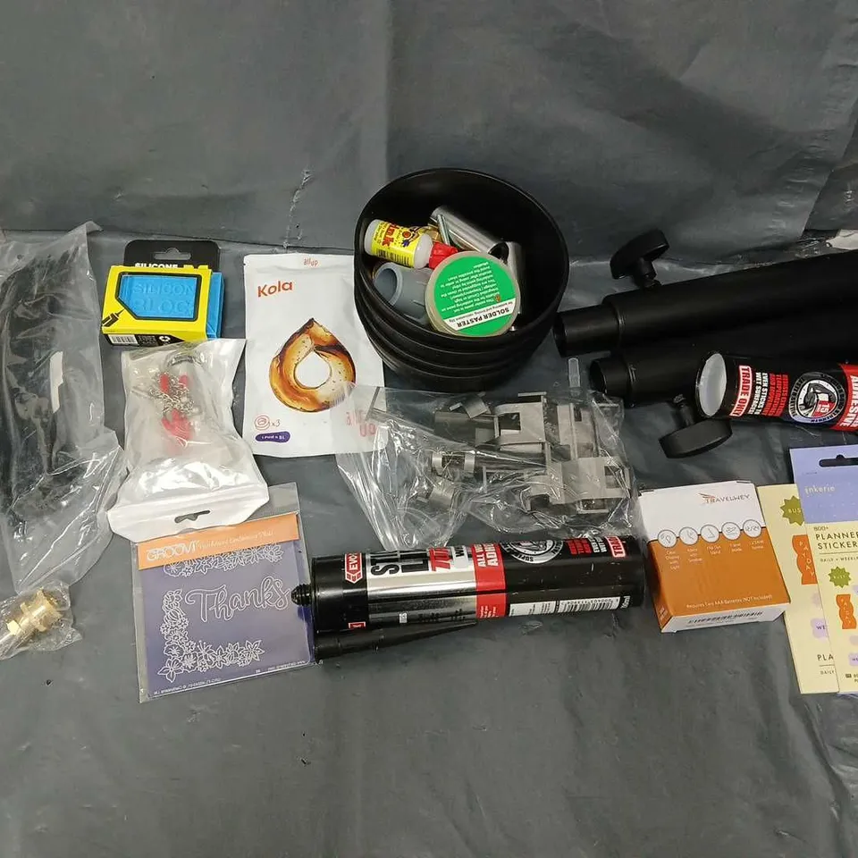 APPROXIMATELY 12 ASSORTED ITEMS TO INCLUDE - AIR UP KOLA, SILICONE BLOCK, AND ZIPTIES ETC. 