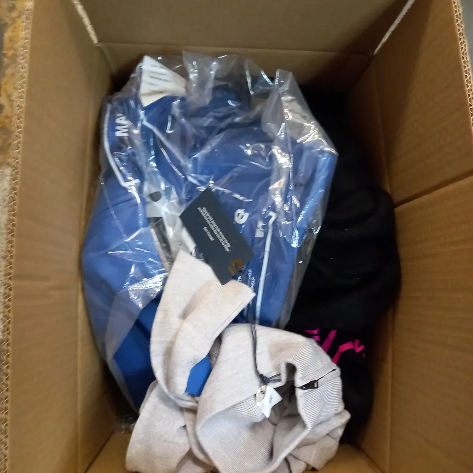 LOT OF ASSORTED CLOTHING ITEMS  AND ACCESSORIES TO INCLUDE; T-SHIRTS, JUMPERS ETC