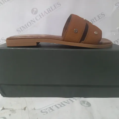 BOXED PAIR OF HOLLAND COOPER MONOGRAM SLIDERS IN TAN W. GOLD EFFECT DETAIL SIZE 6