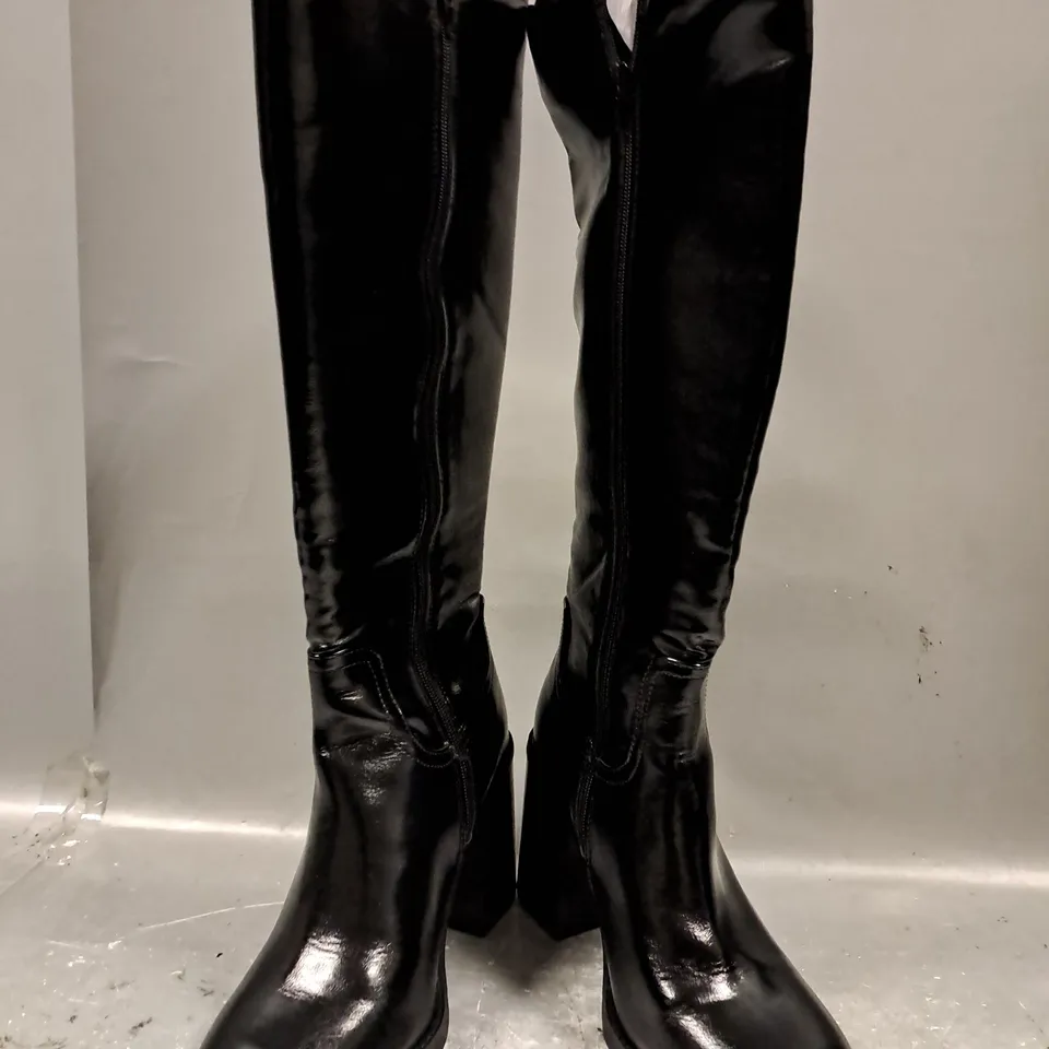 BOXED PAIR OF V BY VERY BLOCK HEEL KNEE-HIGH BOOTS IN BLACK SIZE 6