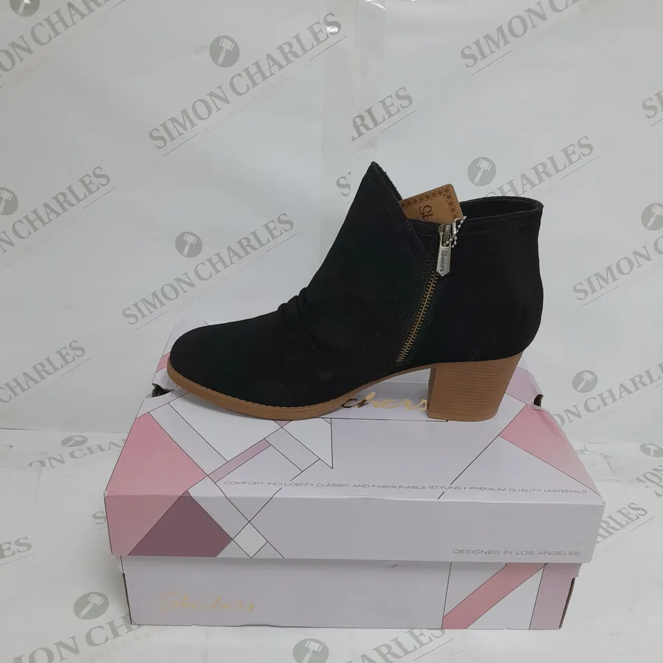 BOXED PAIR OF SKECHERS WATER RESISTANT CITY BOOTS IN BLACK SIZE 8