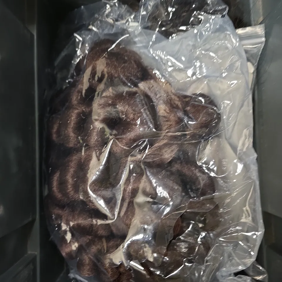 APPROXIMATELY 8 WIGS AND HAIR PIECES - VARIOUS COLOURS AND STYLES