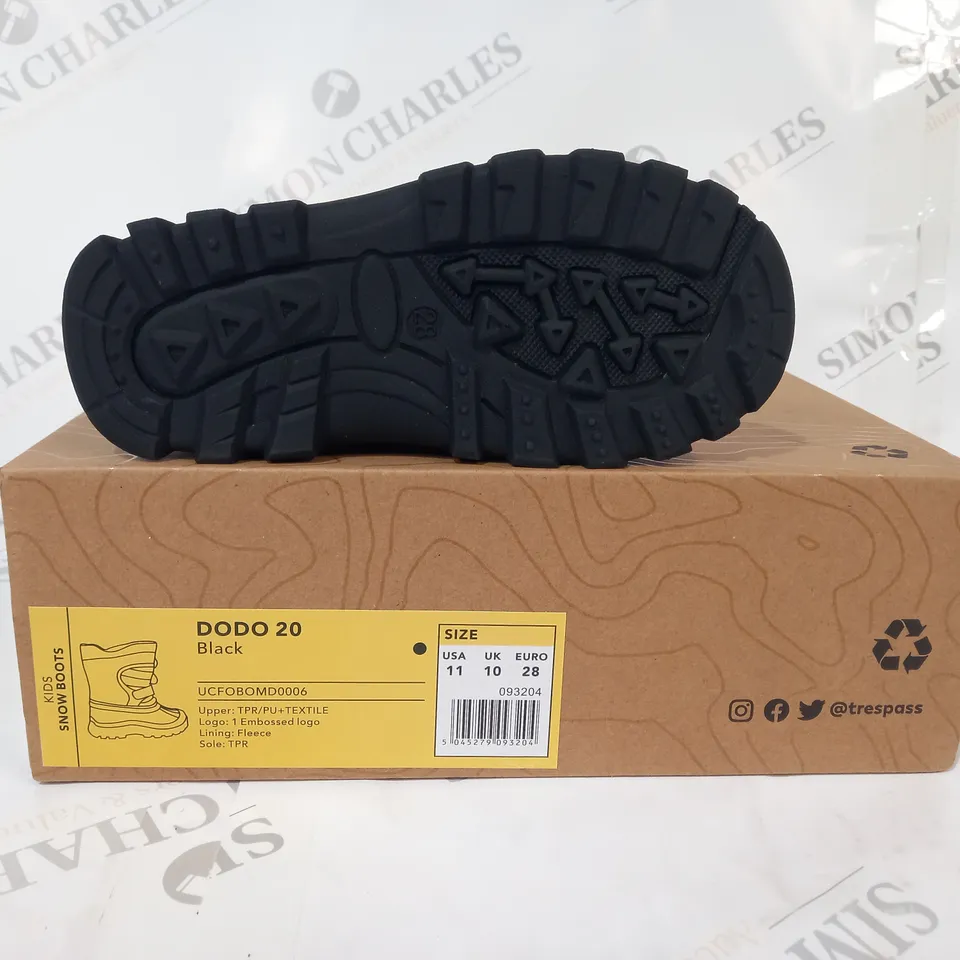 BOXED PAIR OF TRESPASS KIDS DODO 20 BOOTS IN BLACK UK SIZE 10