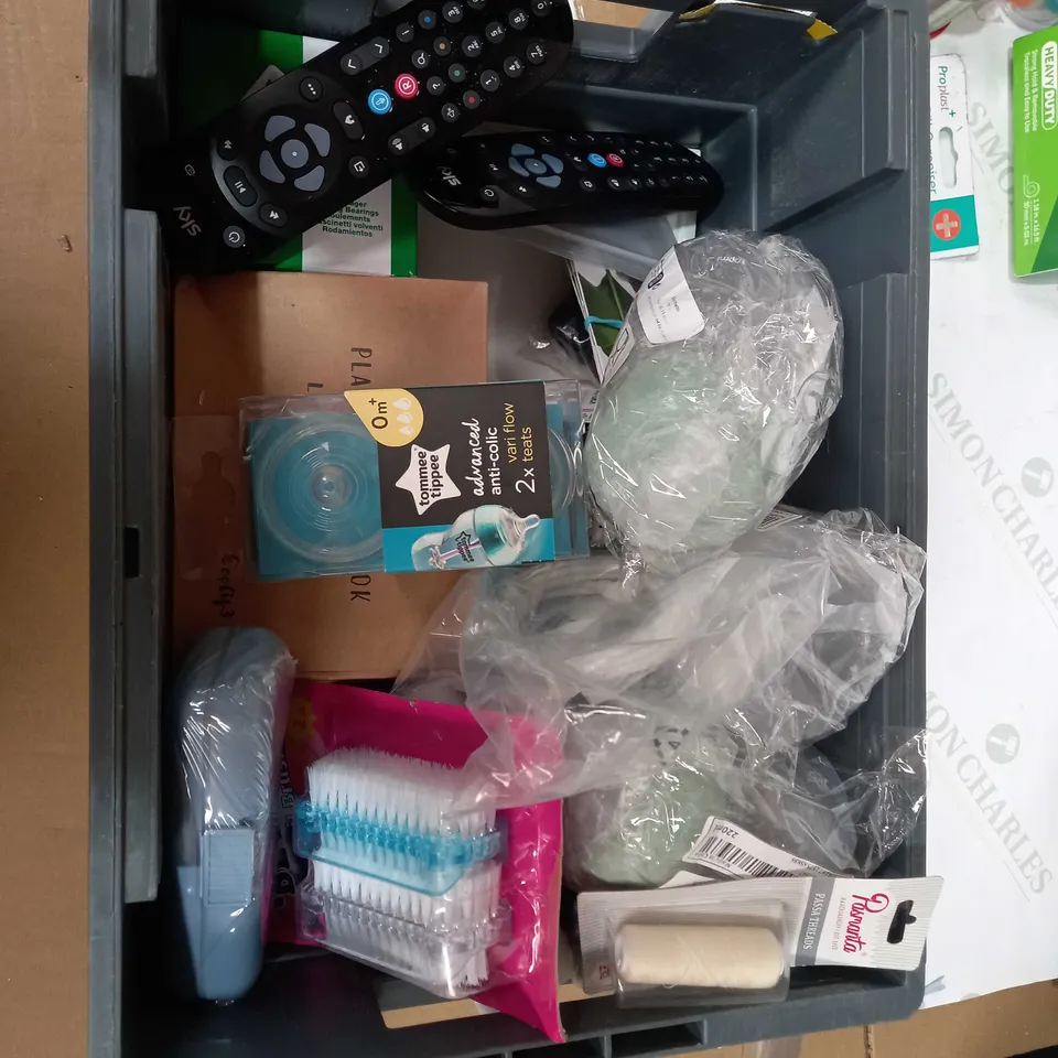BOX OF APPROX 30 ASSORTED ITEMS TO INCLUDE - DOUBLE SIDED TAPE, PLASTIC ICE CUBES, NON-SCRATCH SPONGES