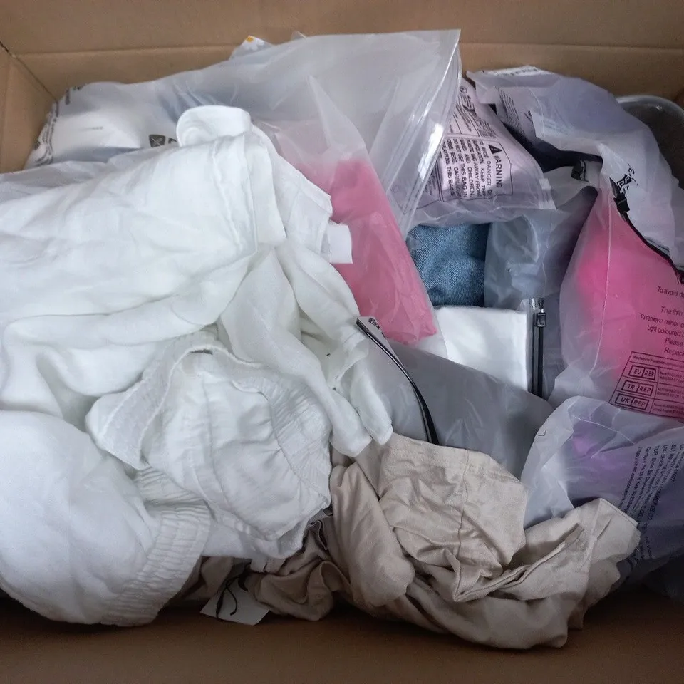 APPROXIMATELY 35 ASSORTED CLOTHING ITEMS IN VARIOUS SIZES, STYLES & COLOURS TO INCLUDE BRANDS SUCH AS H&M, BEE INSPIRED, SCIMITAR, ETC - COLLECTION ONLY