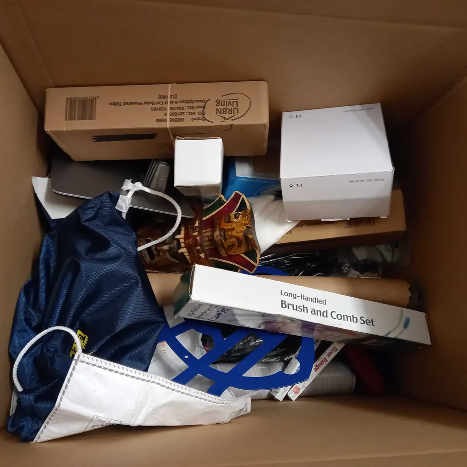 LARGE BOX OF APPROXIMATELY 15 ASSORTED HOUSEHOLD ITEMS TO INCLUDE: TENNIS RACKET, OVEN TRAY, WALL ART/FRAMED PICTURES