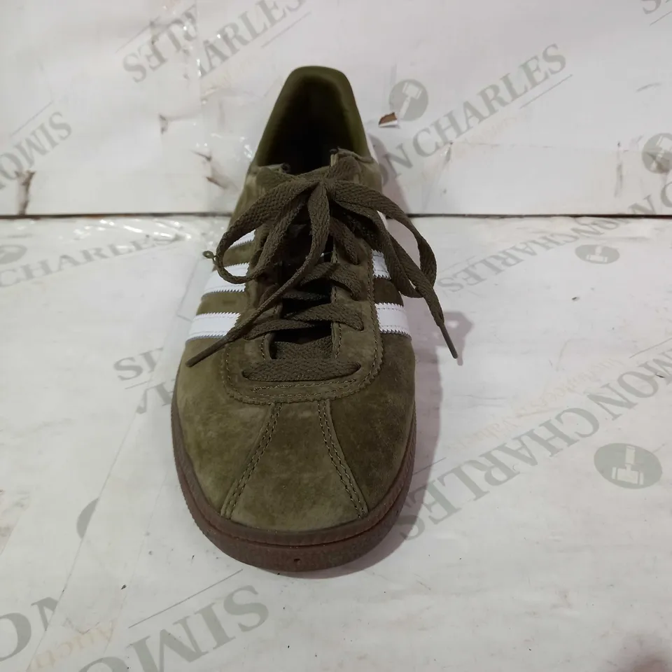 BOXED PAIR OF ADIDAS MUNCHEN TRAINERS IN GREEN/WHITE UK SIZE 8.5