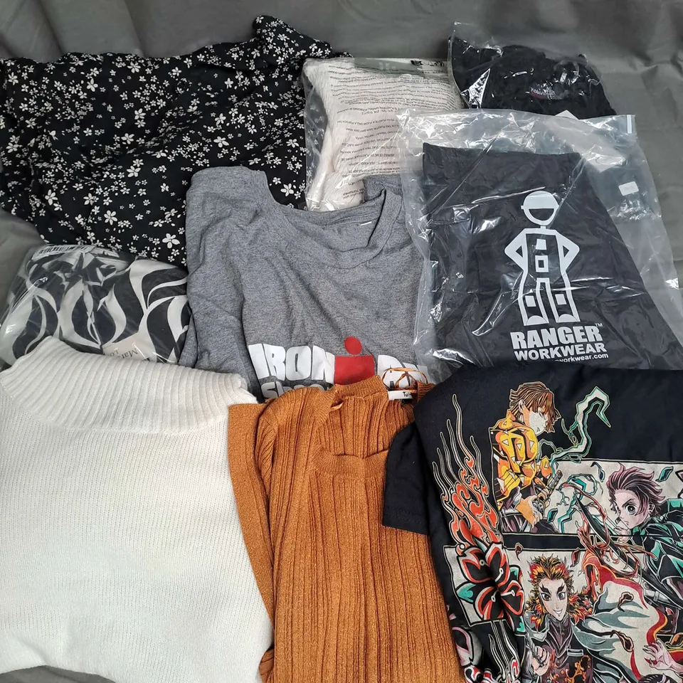 BOX OF APPROXIMATELY 25 ASSORTED CLOTHING ITEMS TO INCLUDE - SHORTS, DRESSES, TSHIRTS ETC