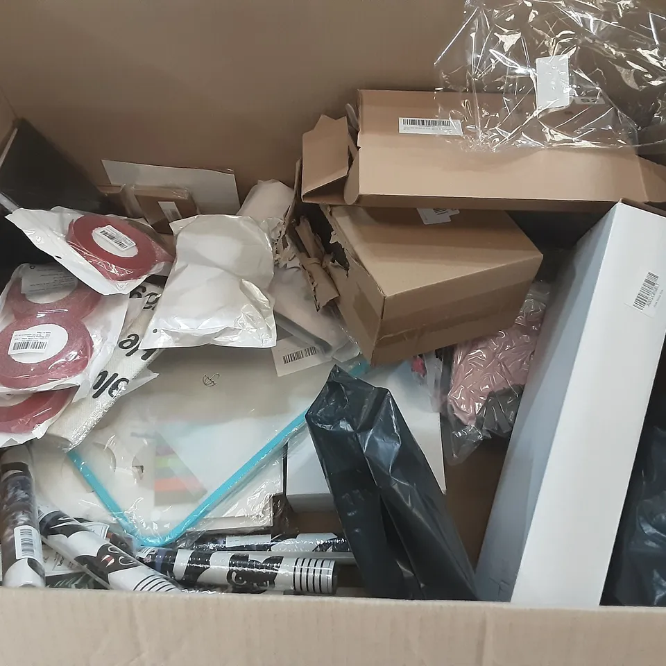 PALLET OF ASSORTED HOMEWARE ITEMS TO INCLUDE GINGERBREAD HOUSE, PARTY DECOR, CUSHION COVERS ETC