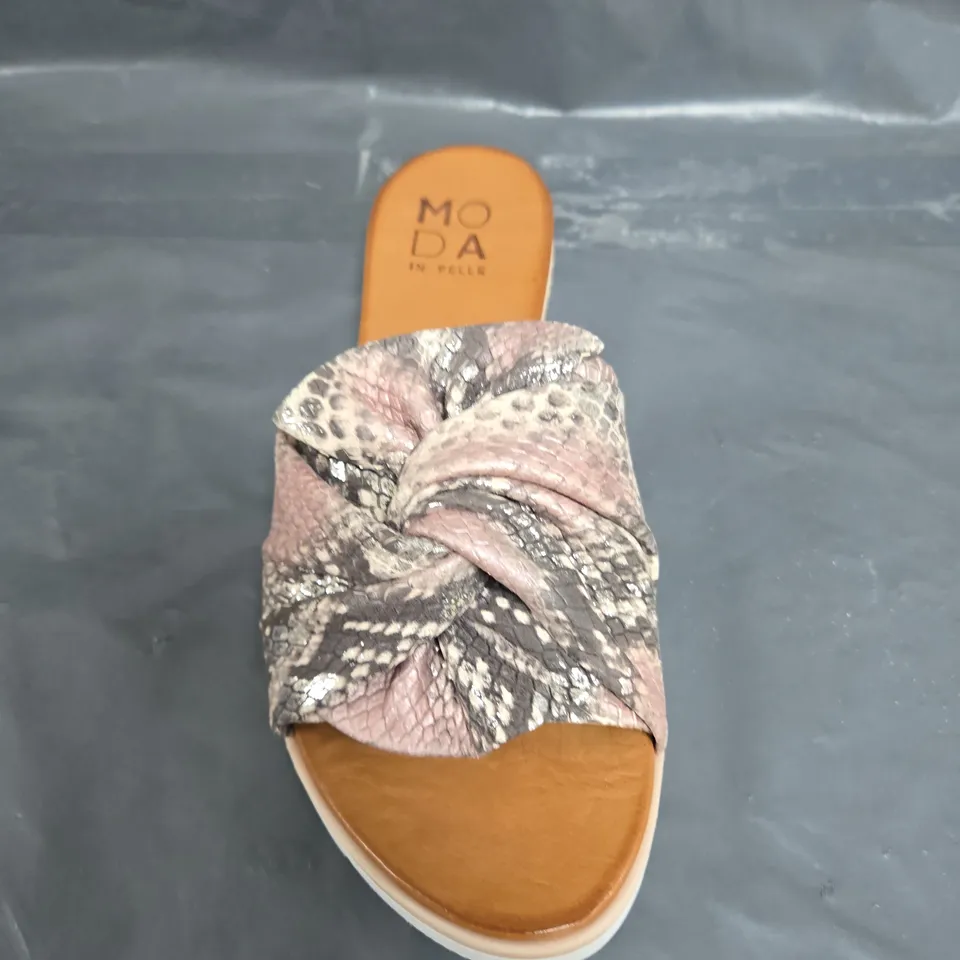 BOXED MODA SNAKE PRINT TWIST BOW SPORTY SANDAL - SIZE 39