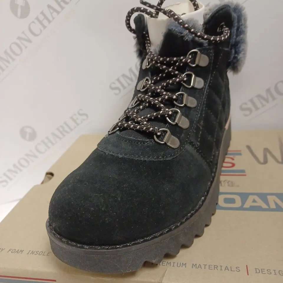 BOXED SKECHERS MOUNTAIN KISS SUEDE PADDED FUR TRIM HIKER BOOTS, BLACK - SIZE 3.5