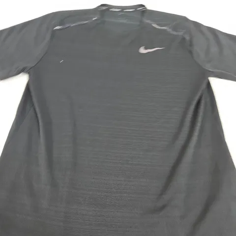 NIKE BLACK SHORT-SLEEVE SPORTS TOP - SIZE LRG