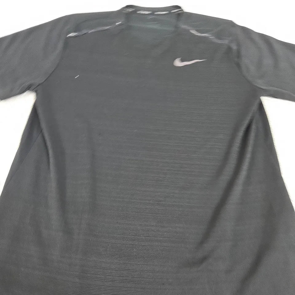 NIKE BLACK SHORT-SLEEVE SPORTS TOP - SIZE LRG