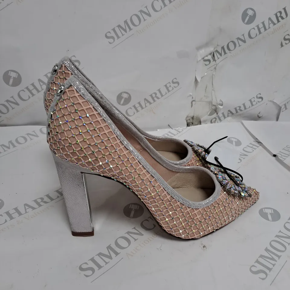 PAIR OF MODA IN PELLE KYLIEE COURT SHOES ROSE GOLD SIZE 7