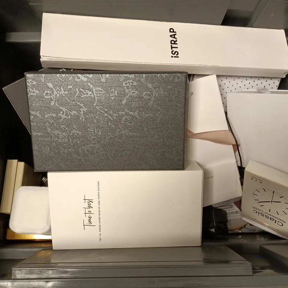 APPROXIMATELY 20 ASSORTED JEWELLERY ITEMS TO INCLUDE SMART WATCH STRAPS, BELLAUCCI NECKLACE/CHOKER, BRACELETS, ETC