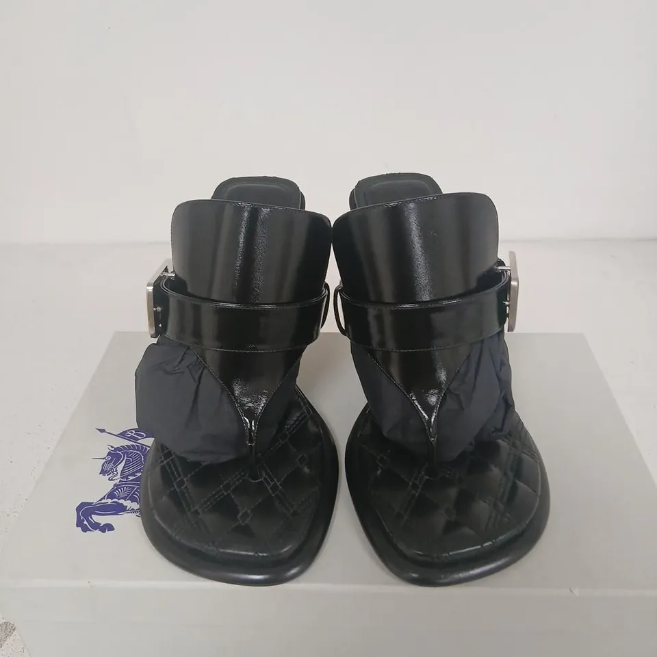 BURBERRY BLACK LEATHER SANDALS WITH QUILTED FOOTBED, UK 5 (EU 38) – LEATHER SOLE