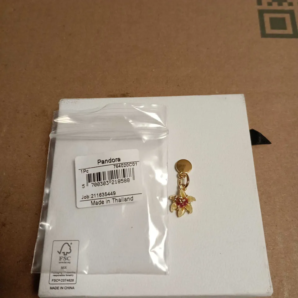 PANDORA FLOWER CHARM – GOLD-TONE METAL WITH DECORATIVE STONES