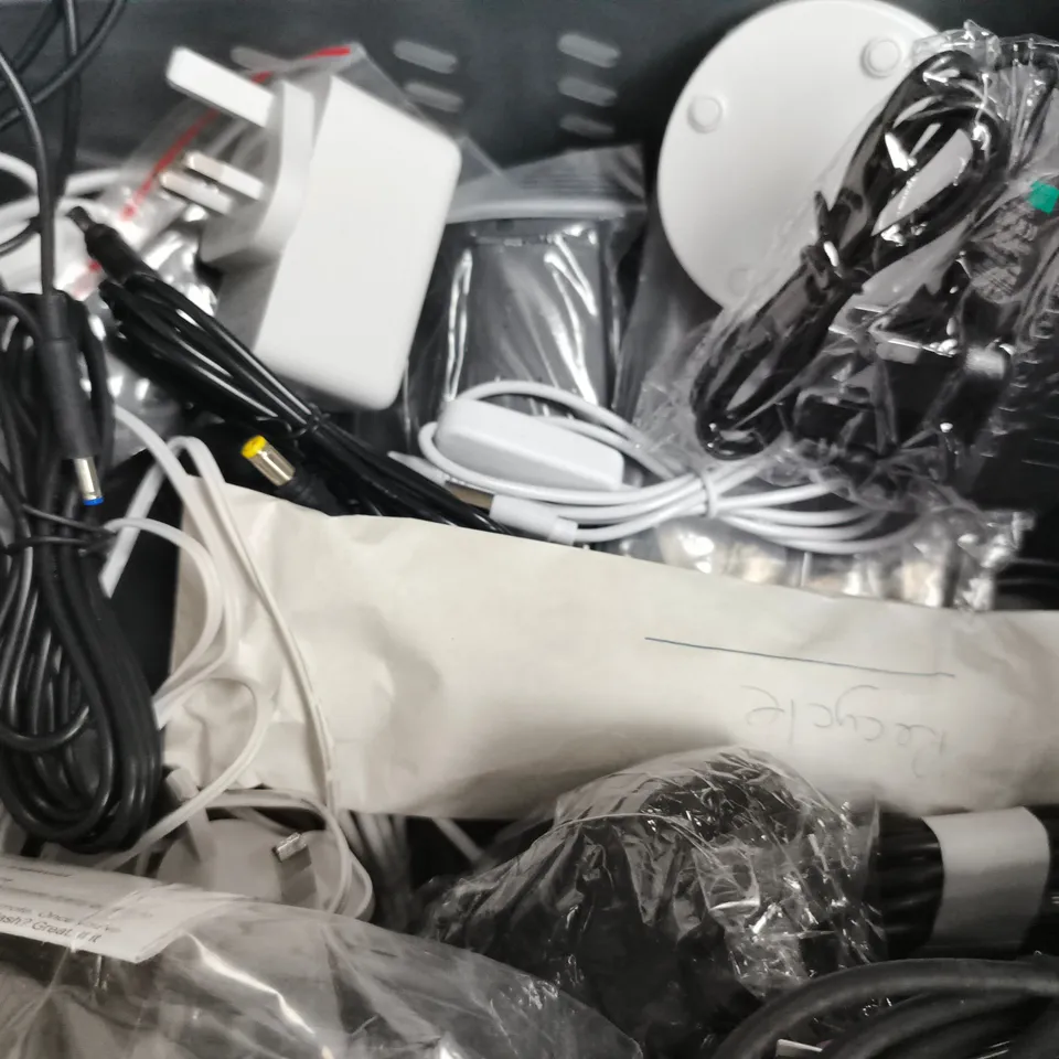 APPROXIMATELY 10 ASSORTED ELECTRICAL ITEMS TO INCLUDE WIRELESS REPEATER, ETHERNET CABLE, ETC